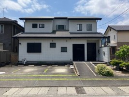 ガレージ付き土間収納あり　生活至便の立地　お庭も広々　ゆったりした暮らしが叶います